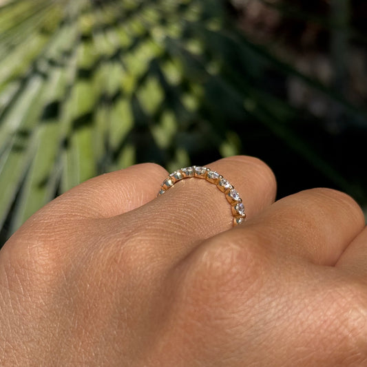 2.5mm Round-cut Shared Prong Fashion Band