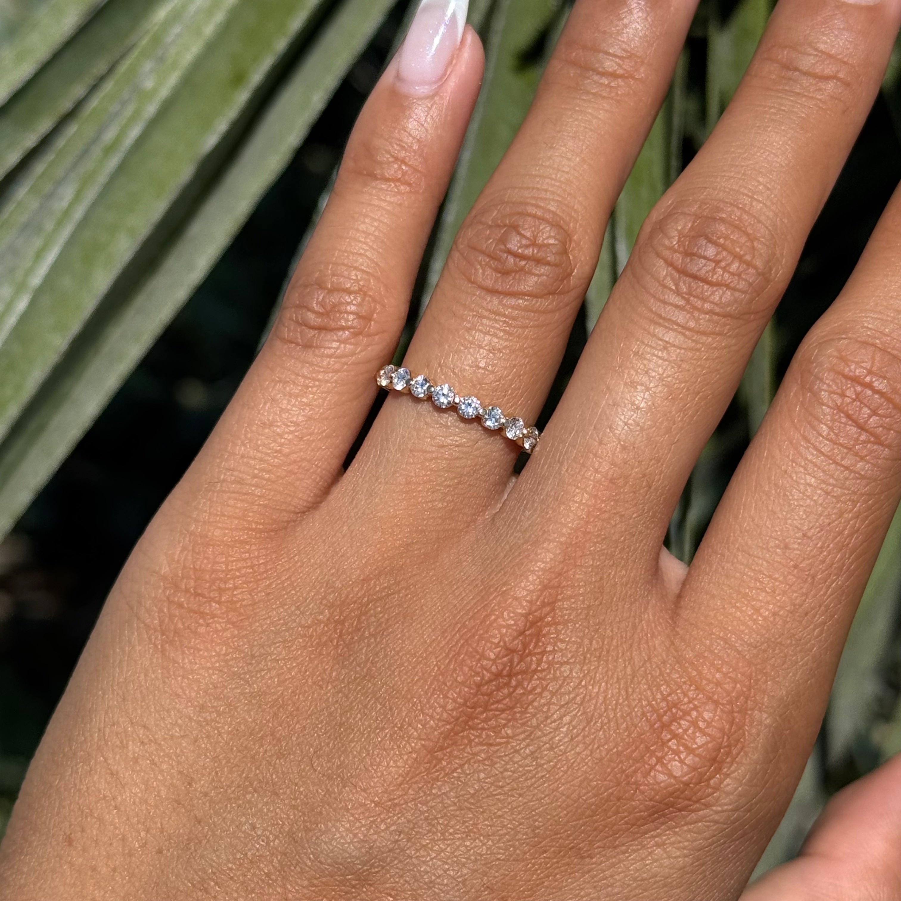 2.5mm Round-cut Shared Prong Fashion Band